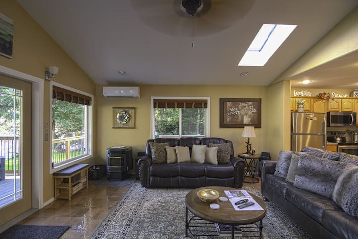 Emerald River Retreat- River-front, Spa & Fire Pit - Crescent City, CA