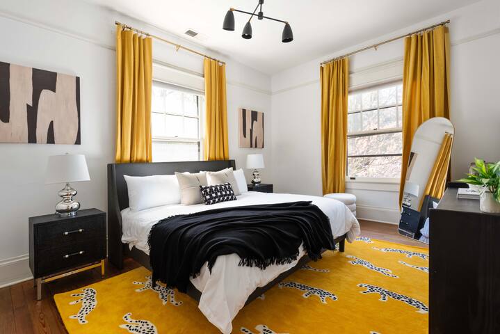 Royally Yours – Stylish Escape in Atlanta!