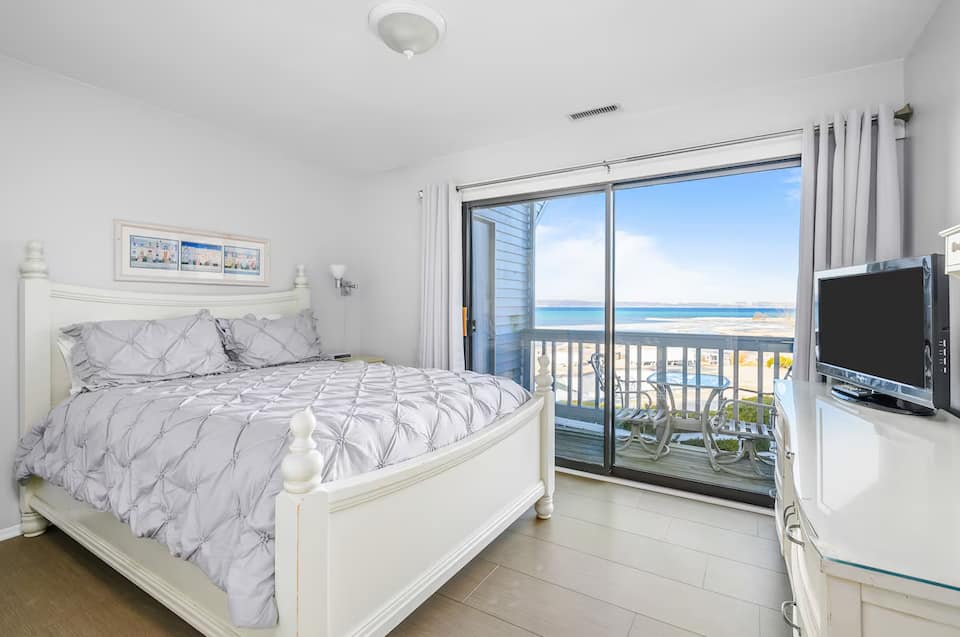 Stunning Lake Views The Shores 5577 — photo 1