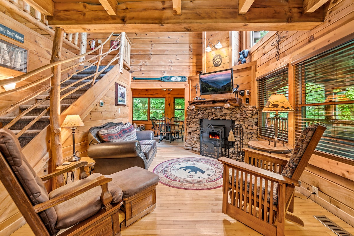 舒适的客厅设有充足的舒适座椅、壁炉和大型智能电视。