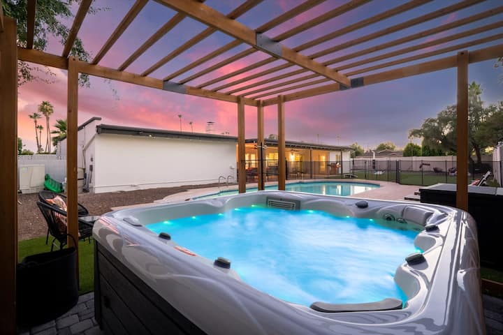 Pickleball + Pool + Hot Tub | Sleeps 16