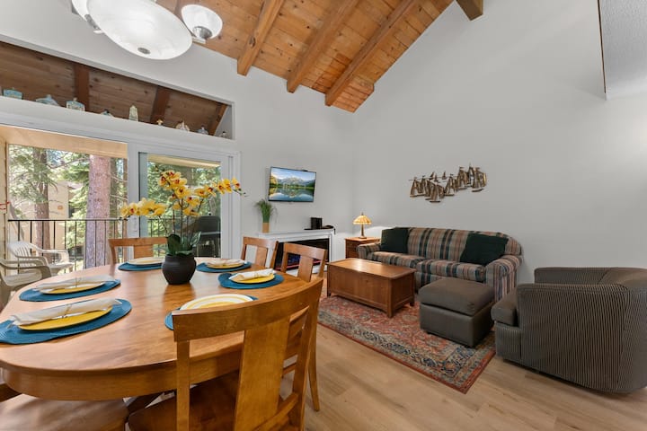 Central Townhome W/ Cozy Gas Fireplace - Lake Tahoe
