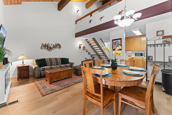 Central Townhome W/ Cozy Gas Fireplace - Lac Tahoe