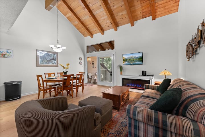 Revived Townhome, Blueglowing Fp, Central Location - Lake Tahoe