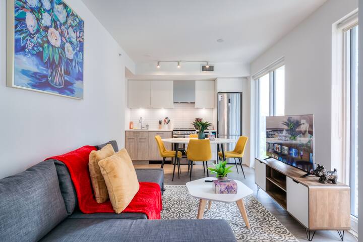 RivetStays – Elegant 2BDR Near Dundas Square! gallery image 2