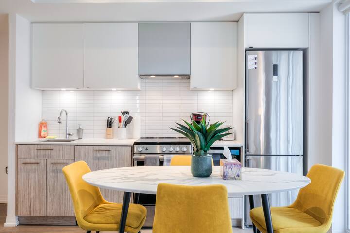 RivetStays – Elegant 2BDR Near Dundas Square! gallery image 3