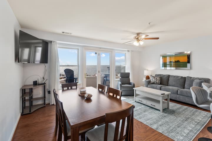 Bayfront Boardwalk Condo W/ Sunrise Views - Chesapeake Beach, MD