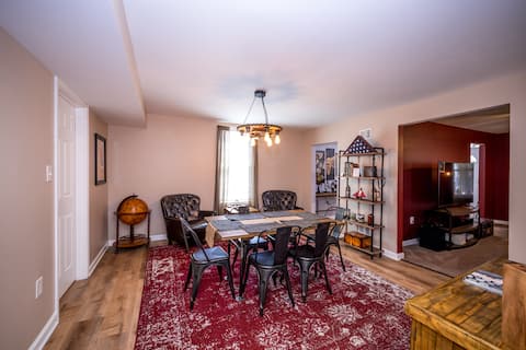 Comfortable and quiet 3-bedroom-walk to downtown