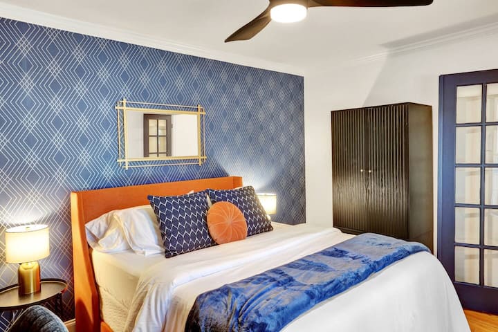 Spálňa č.5: Táto báječná izba sa nachádza na prvom poschodí a je vybavená plyšovou posteľou veľkosti Queen, šatníkom a ohromujúcou poličkou na knihy s pracovnou stanicou.