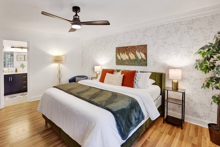 Hlavná kúpeľňa s vlastnou kúpeľňou je novo zrekonštruovaná s vybavením, ktoré zvýši vašu každodennú rutinu.