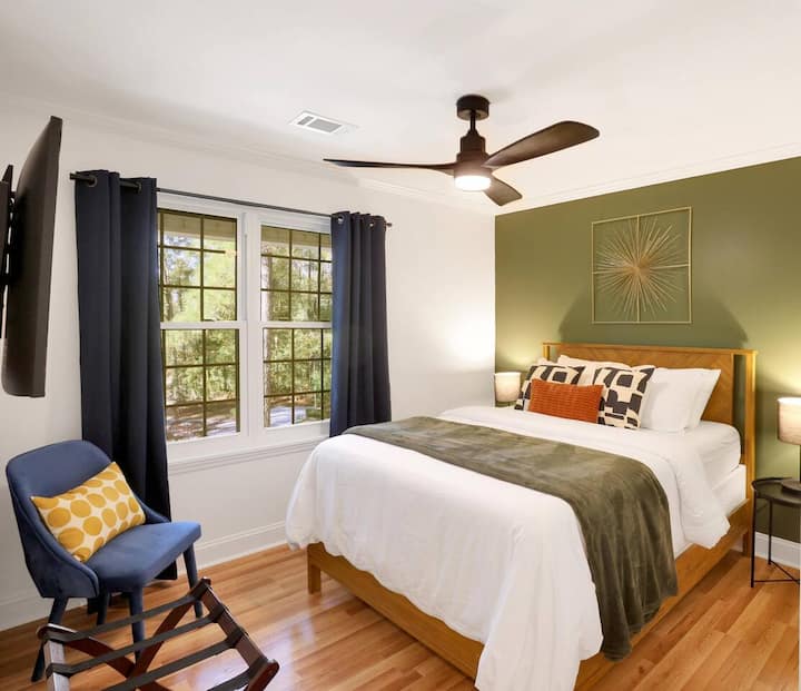 Spálňa č.3: Táto útulná izba sa môže pochváliť moderným dizajnom a zahŕňa 43-palcovú inteligentnú televíziu Samsung a plyšovú posteľ Queen, ktorá je ideálna na oddych po náročnom dni. Nočné lampy sú vybavené pripojením USB.