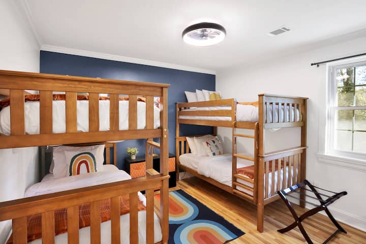 Spálňa č.2 má tieto báječné poschodové postele, ktoré sú navrhnuté tak, aby pohodlne ubytovali deti aj dospelých, s plyšovými samostatnými matracmi.