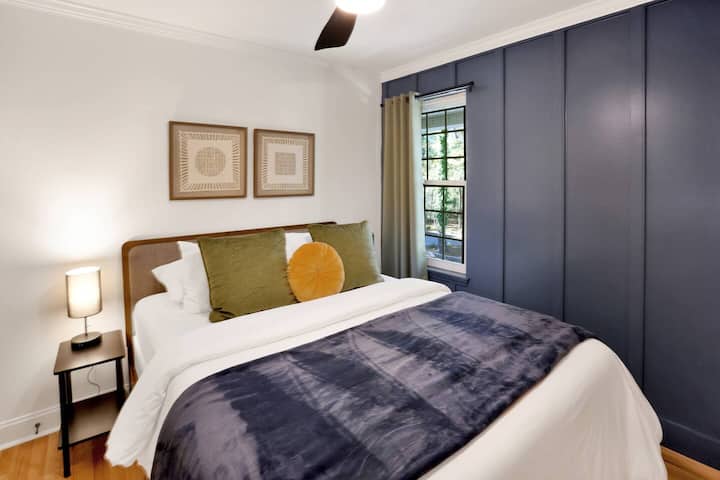 Spálňa č.4: Vychutnajte si atmosféru v chladných farbách a pohodlnú manželskú posteľ Queen, ktorá sľubuje pokojný pobyt.