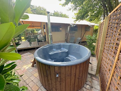 Top Airbnb: Luxury safari tent with a hot tub on the Veluwe in Verspreide Huizen Hulshorst