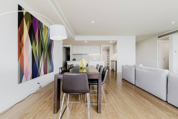 Luxurious Enormous 5brm Penthouse/parking for 2 gallery image 3