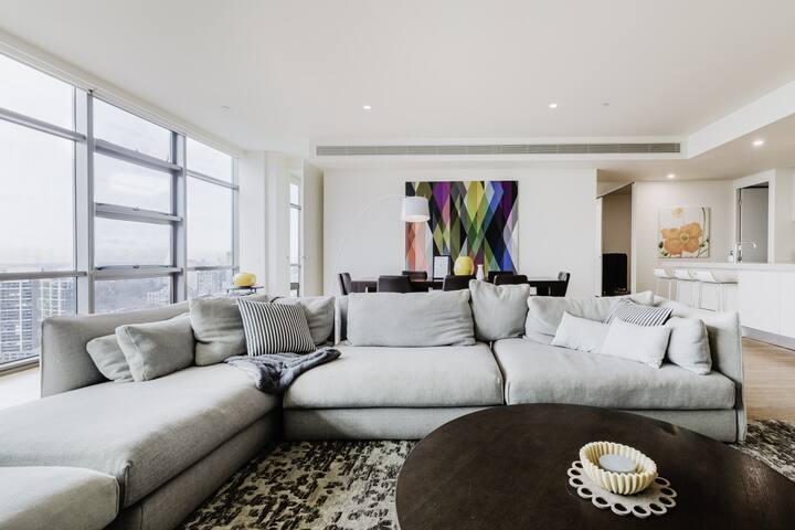 Luxurious Enormous 5brm Penthouse/parking for 2 gallery image 2