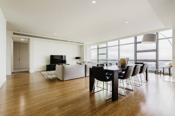 Luxurious Enormous 5brm Penthouse/parking for 2 gallery image 4