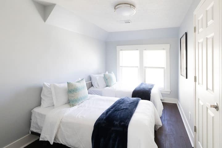 宽敞的第五间卧室配有两张双人床，非常适合较大的团体入住。