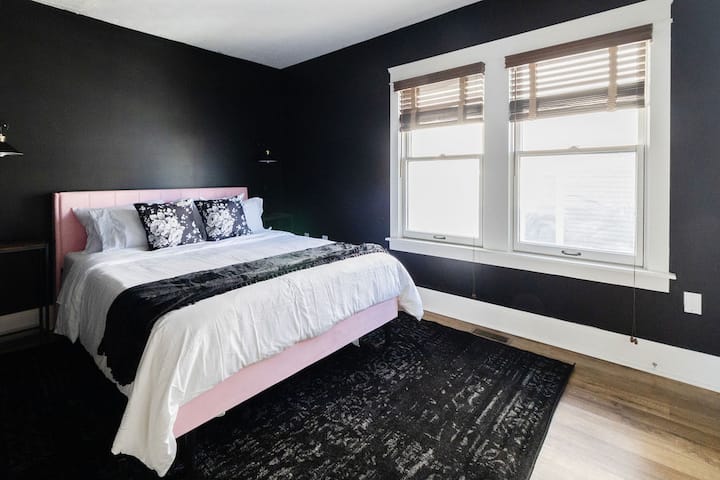 我们的三间标准双人床卧室之一。