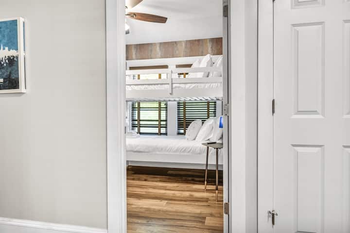 上下铺卧室可供孩子们放松身心，尽情享受！