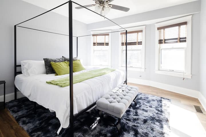 我们的第二间优雅的加大双人床卧室。