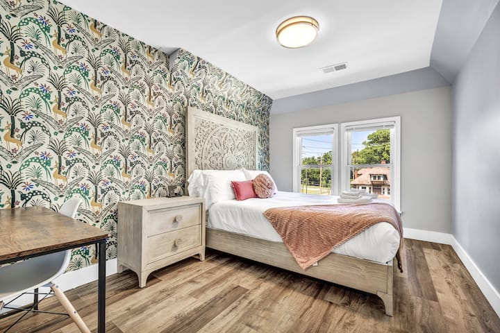 我们设计精美的标准双人床卧室让您睡个好觉。