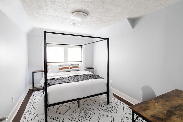 我们的三间标准双人床卧室之一。