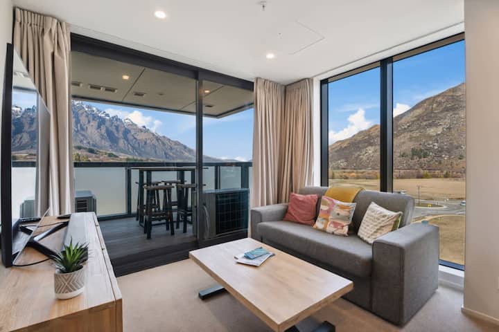 Beautiful view of Apt With Mountain View