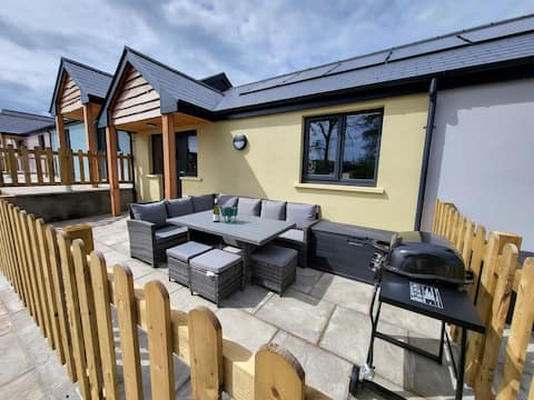 Dog Friendly Cottage sleeps 4-6 with Sea Views