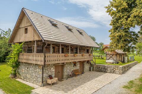 Kolpa Holidays: Mimi Cottage - Happy.Rentals
