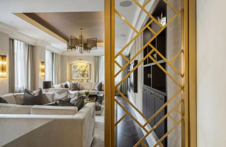 Luxury 5 Bed Apartment at Hyde Park