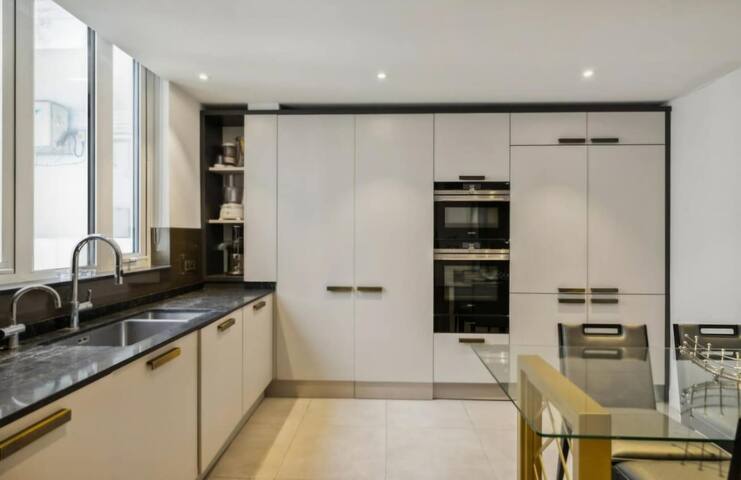 Luxury 5 Bed Apartment at Hyde Park gallery image 5