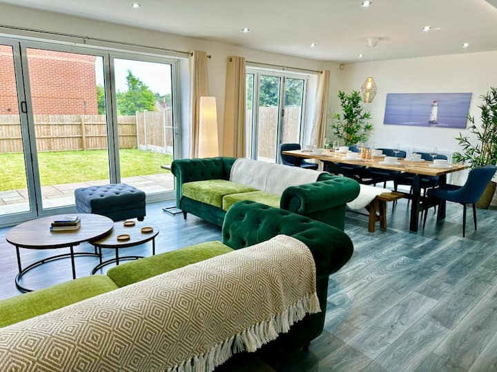 Calming Large Home Sleeps 12 | 4.5 Baths - Nottingham