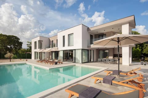 5br Modern Villa with Pool & Ensuite Baths