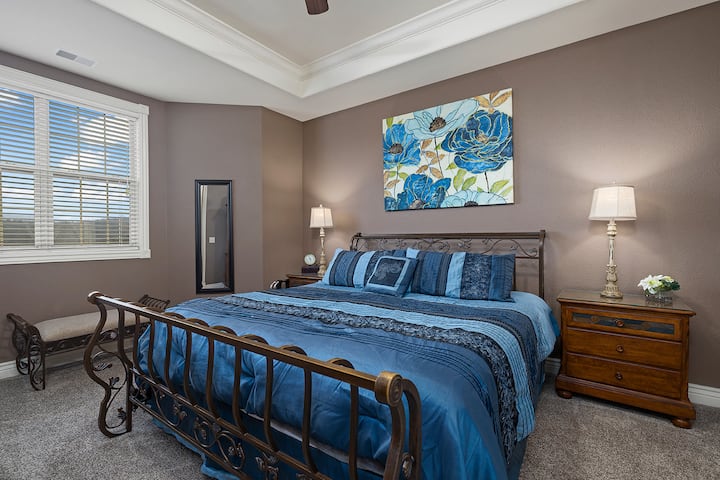 חדר שינה ראשי - מיטה זוגית