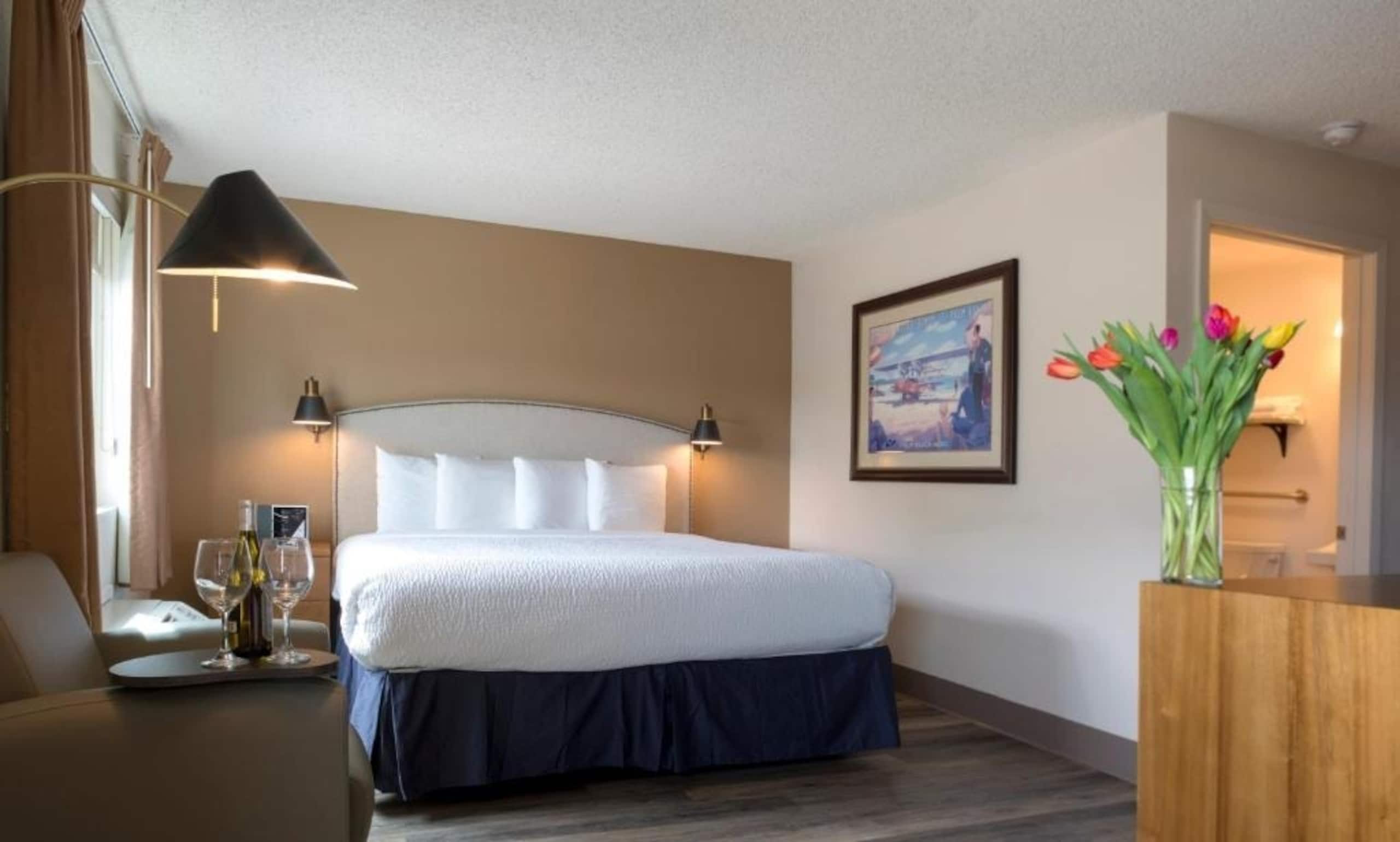 Deluxe Queen Room Near Shell SAN - Image 1