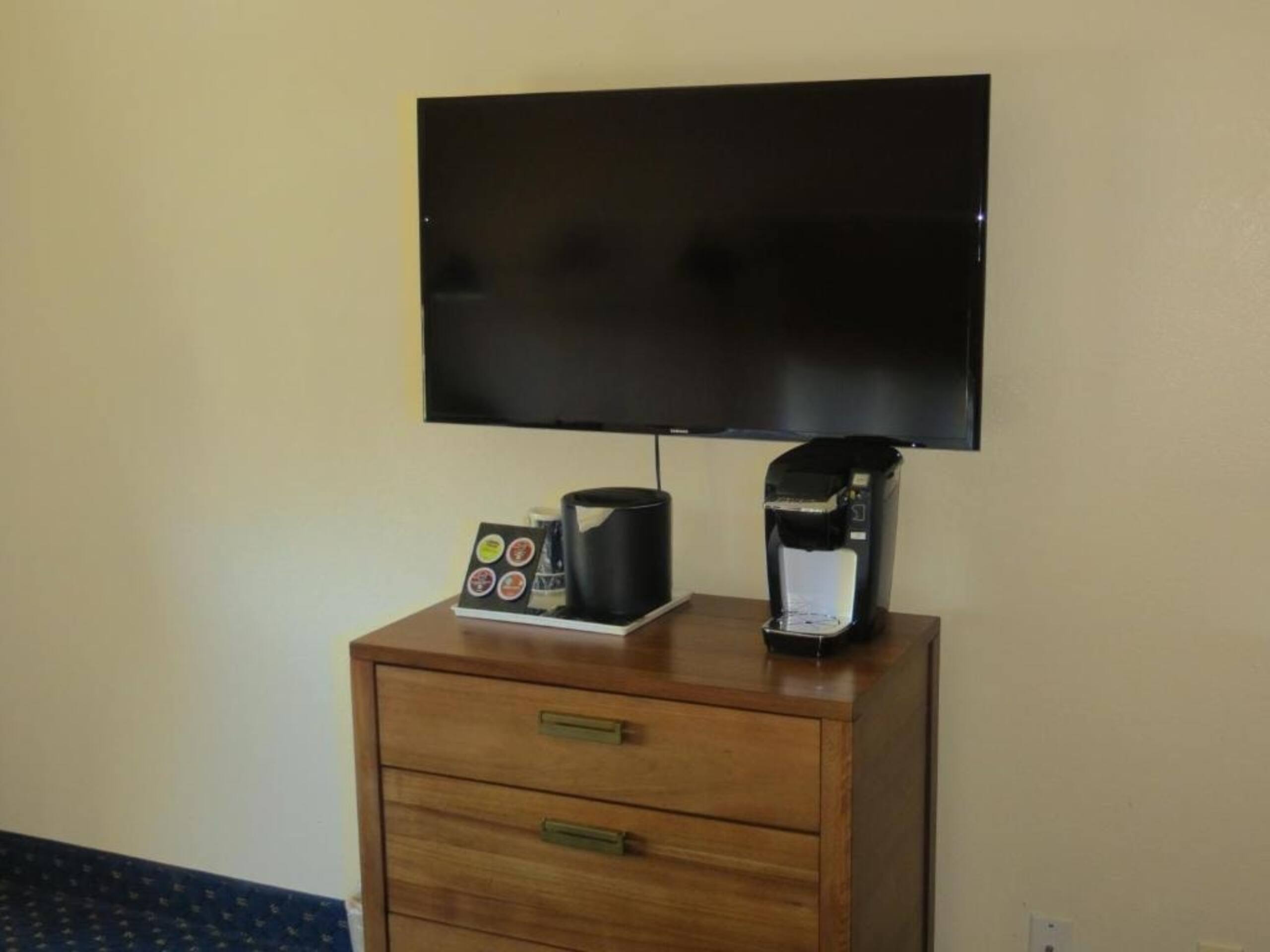 Deluxe Queen Room Near Shell SAN - Image 3
