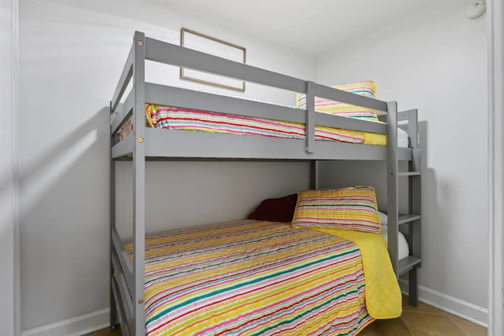 غرفة بطابقين. (ليست غرفة نوم كاملة الحجم ولا نوافذ. آلات الغسيل في الخزانة.