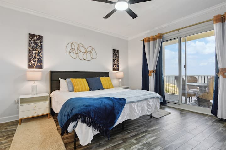 تحتوي غرفة النوم الرئيسية على سرير كينج وخزانة وتلفزيون وإمكانية الوصول إلى الشرفة وحمامًا خاصًا.