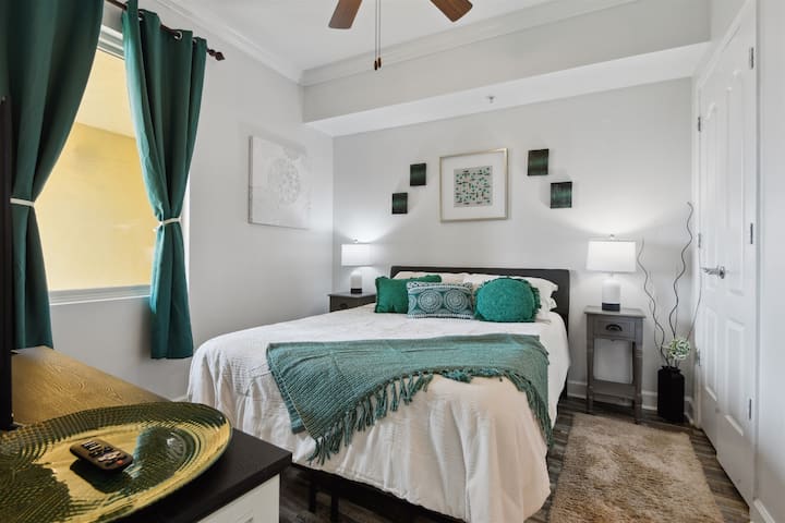 تحتوي غرفة النوم 2 على سرير بحجم كوين وتلفزيون وإغلاق وإمكانية الوصول إلى الحمام.