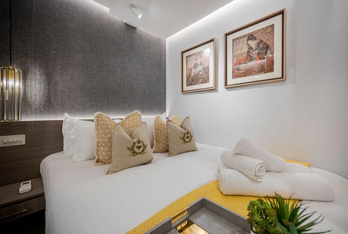 Contemporary Flat near Harrods gallery image 2