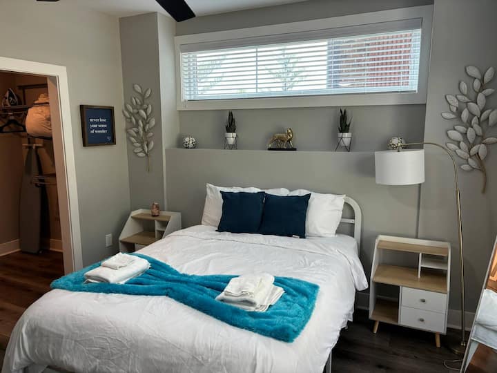 Rifugio in camera da letto: ti aspetta uno spazio luminoso con arredamento elegante, biancheria da letto e piante fresche!