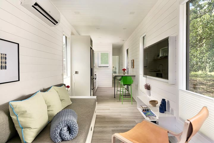 Rehatohu në këtë dhomë ndenjjeje elegante me një hapësirë të rehatshme për t 'u çlodhur dhe një televizor për të gjitha nevojat e tua argëtuese!