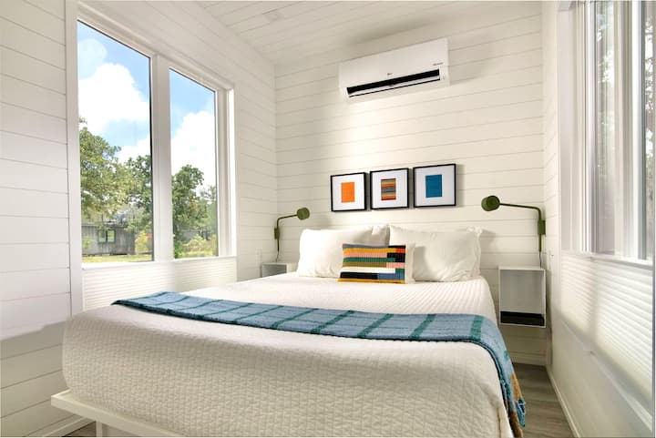 Shtëpia jote larg shtëpisë: një krevat i rehatshëm me madhësi dopio "queen" me të gjitha komoditetet e A/C dhe ngrohjen për t 'u çlodhur.