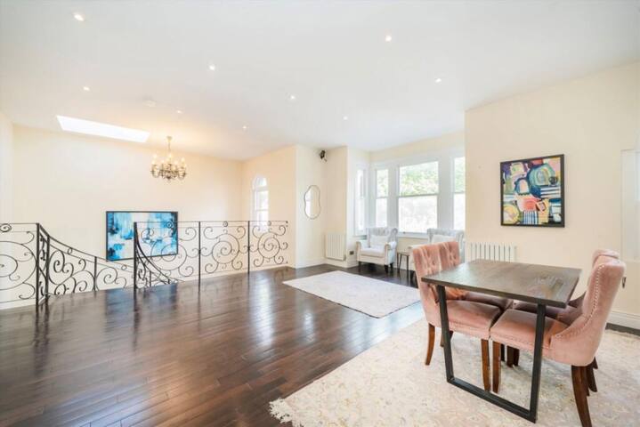 Luxury House gallery image 4