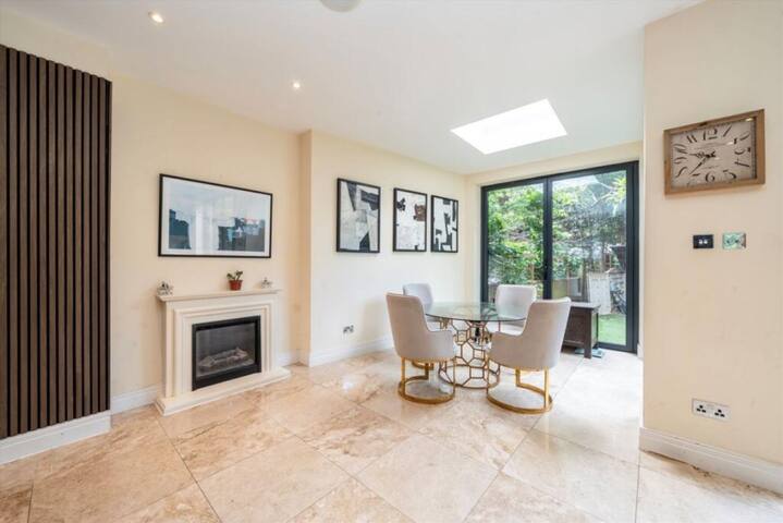 Luxury House gallery image 3