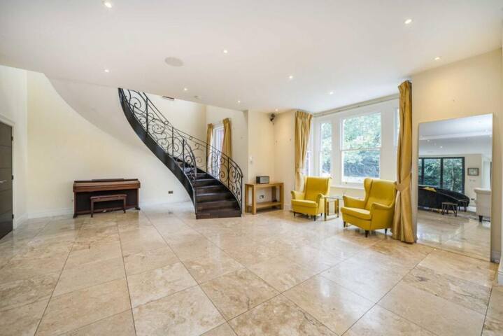 Luxury House gallery image 2