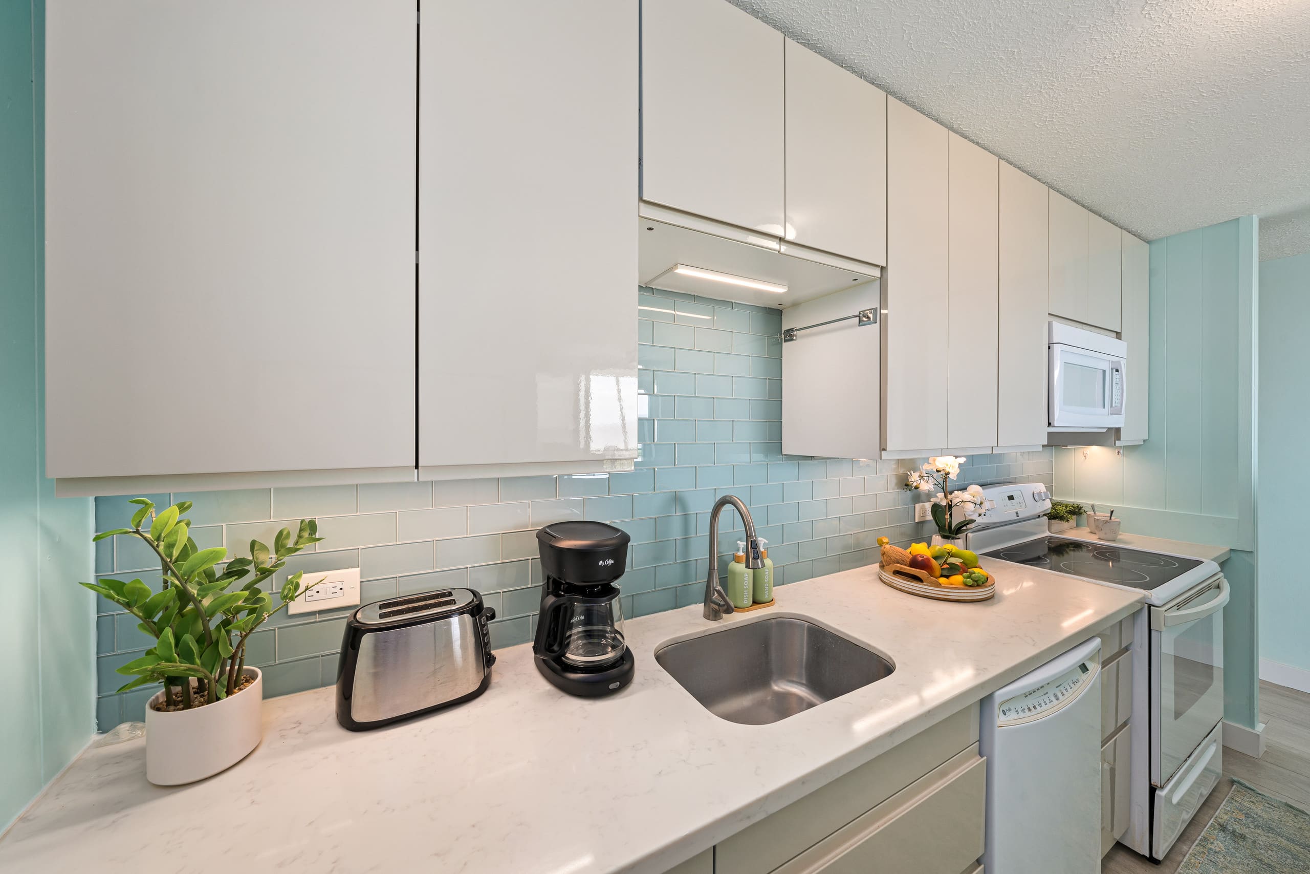 Condo in Kihei · ★4.93 · 1 bedroom · 2 beds · 1 bath - Image 6