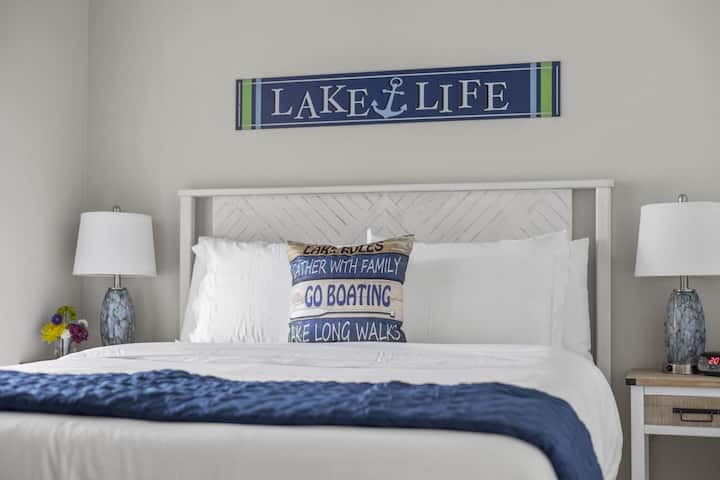 חדר שינה 1 עם מיטת קווין סייז נוחה וחדר רחצה צמוד