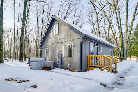Roscommon Chalet w/ Hot Tub Near Higgins Lake!